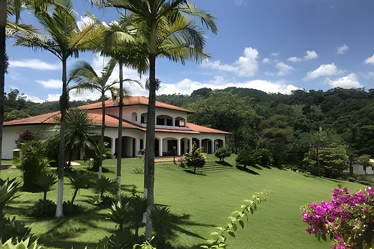 Casarão com Piscina: Paz e Conexão com a Natureza