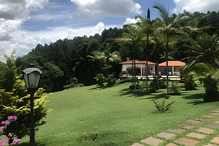 Casarão com Piscina: Paz e Conexão com a Natureza