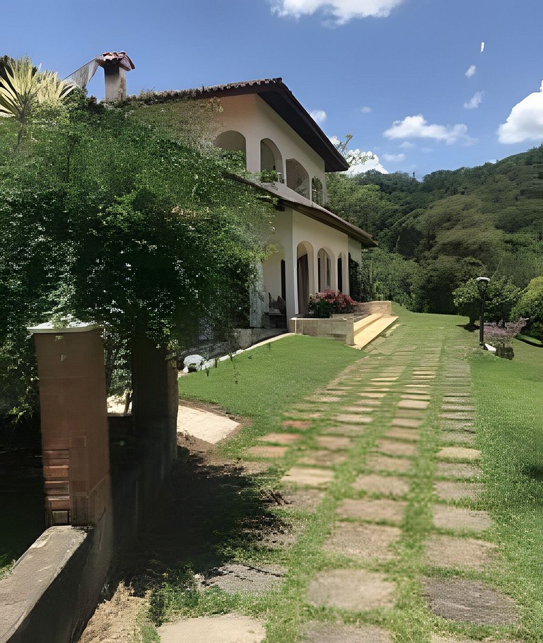 Casarão com Piscina: Paz e Conexão com a Natureza