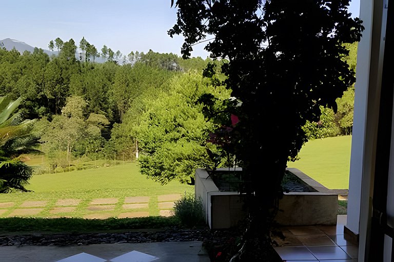 Casarão com Piscina: Paz e Conexão com a Natureza