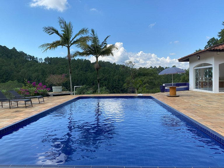 Casarão com Piscina: Paz e Conexão com a Natureza