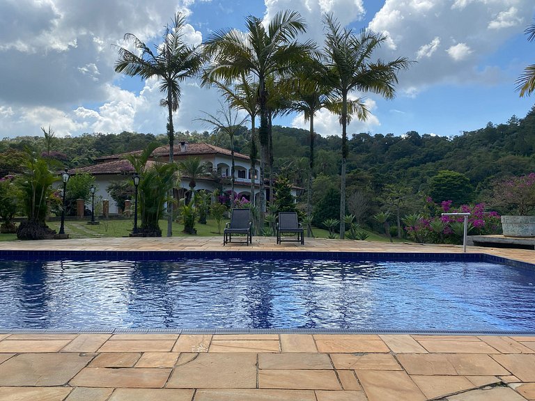 Casarão com Piscina: Paz e Conexão com a Natureza
