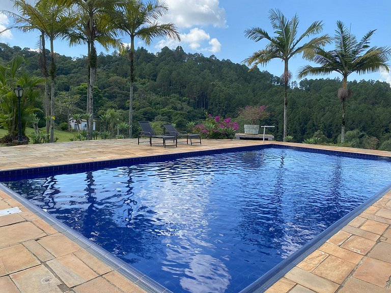 Casarão com Piscina: Paz e Conexão com a Natureza