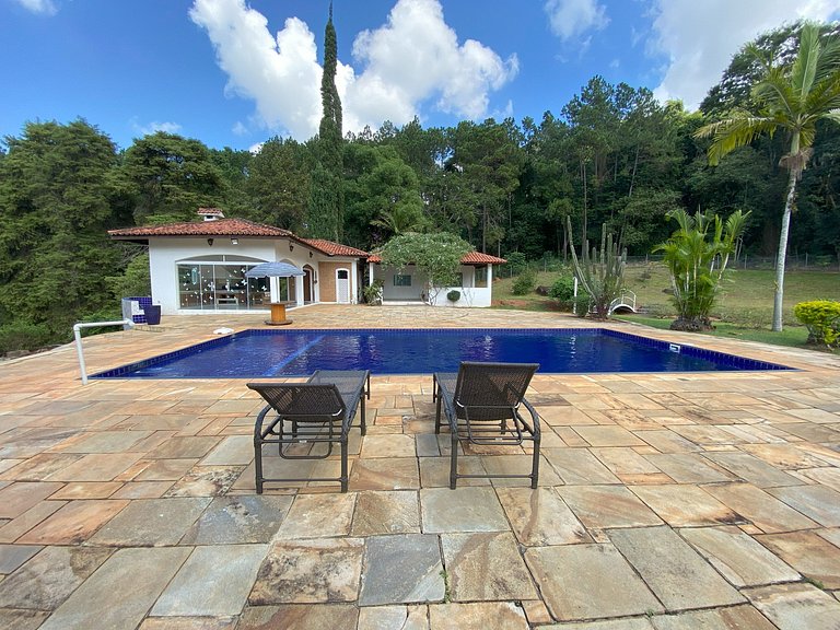 Casarão com Piscina: Paz e Conexão com a Natureza