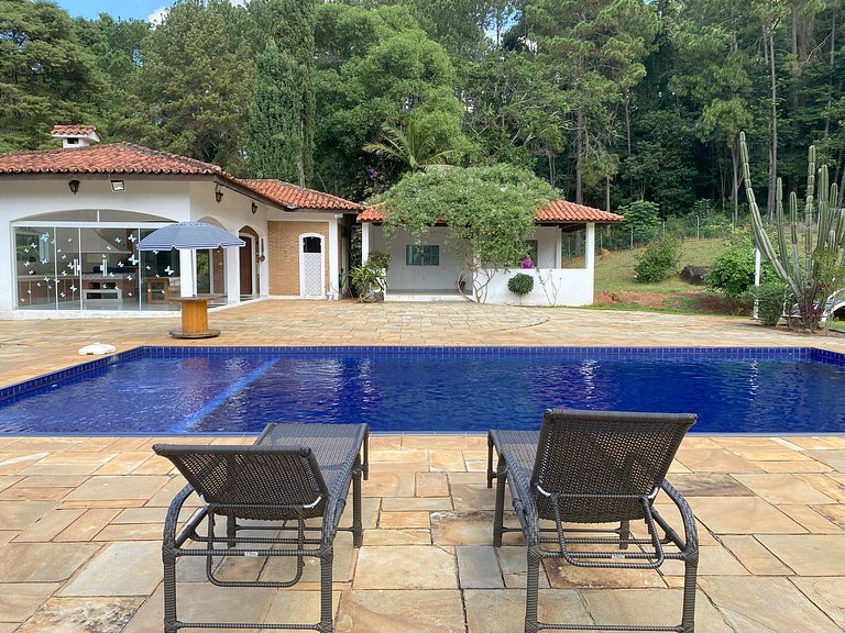 Casarão com Piscina: Paz e Conexão com a Natureza