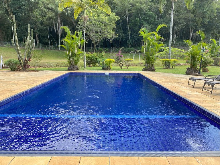 Casarão com Piscina: Paz e Conexão com a Natureza