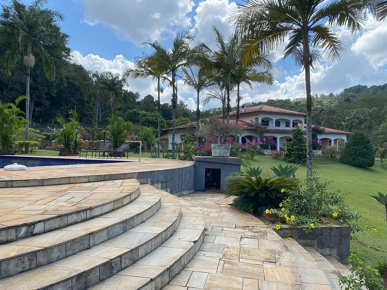 Casarão com Piscina: Paz e Conexão com a Natureza