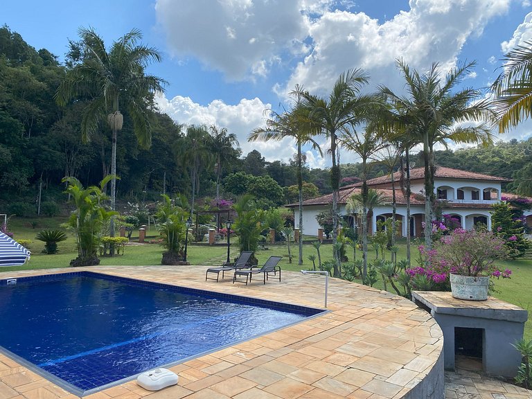 Casarão com Piscina: Paz e Conexão com a Natureza
