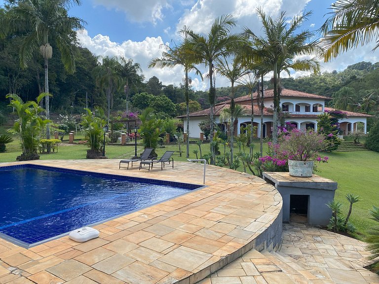 Casarão com Piscina: Paz e Conexão com a Natureza