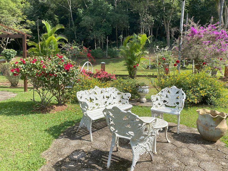 Casarão com Piscina: Paz e Conexão com a Natureza