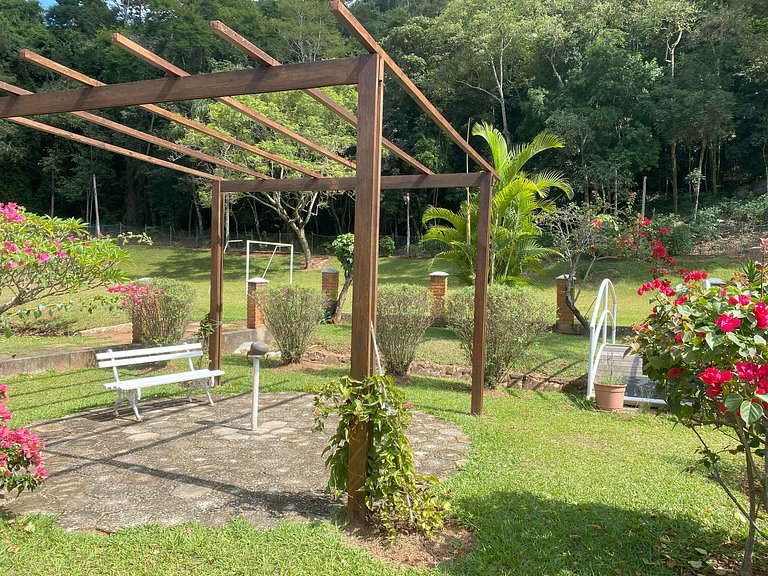 Casarão com Piscina: Paz e Conexão com a Natureza