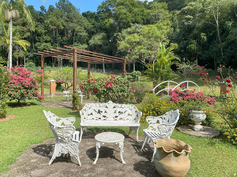Casarão com Piscina: Paz e Conexão com a Natureza