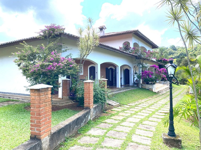 Casarão com Piscina: Paz e Conexão com a Natureza