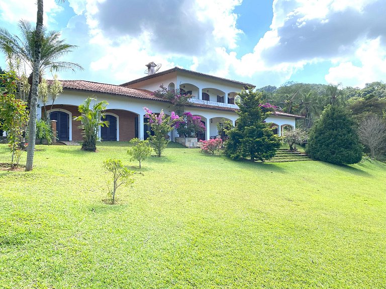 Casarão com Piscina: Paz e Conexão com a Natureza