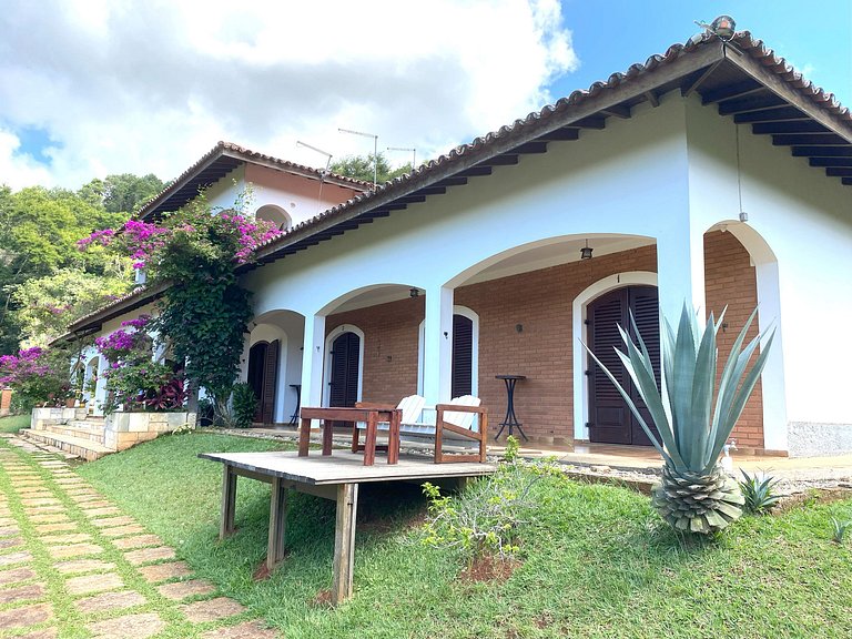 Casarão com Piscina: Paz e Conexão com a Natureza
