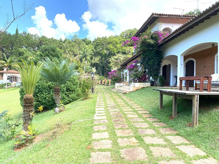 Casarão com Piscina: Paz e Conexão com a Natureza