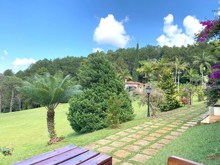 Casarão com Piscina: Paz e Conexão com a Natureza