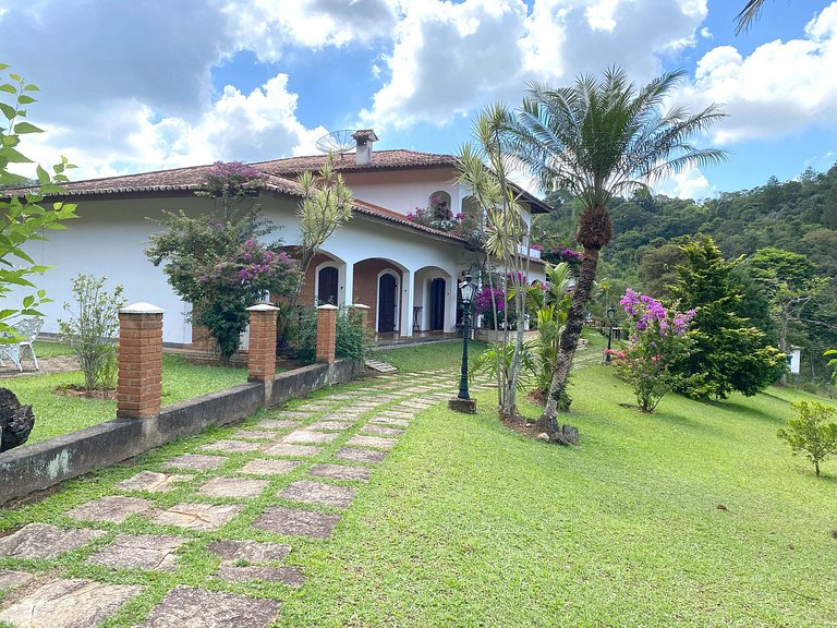 Casarão com Piscina: Paz e Conexão com a Natureza