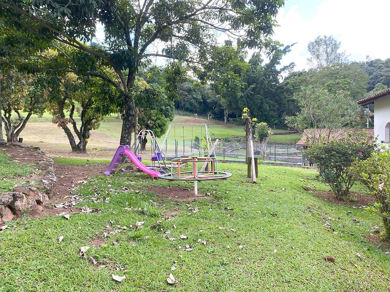 Casarão com Piscina: Paz e Conexão com a Natureza