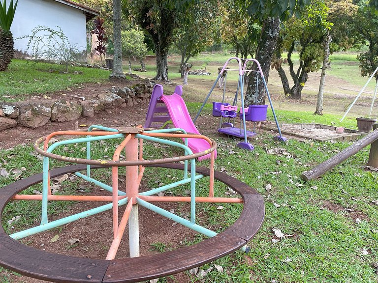Casarão com Piscina: Paz e Conexão com a Natureza