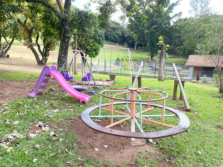 Casarão com Piscina: Paz e Conexão com a Natureza