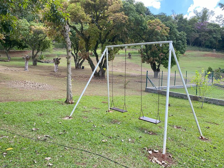 Casarão com Piscina: Paz e Conexão com a Natureza