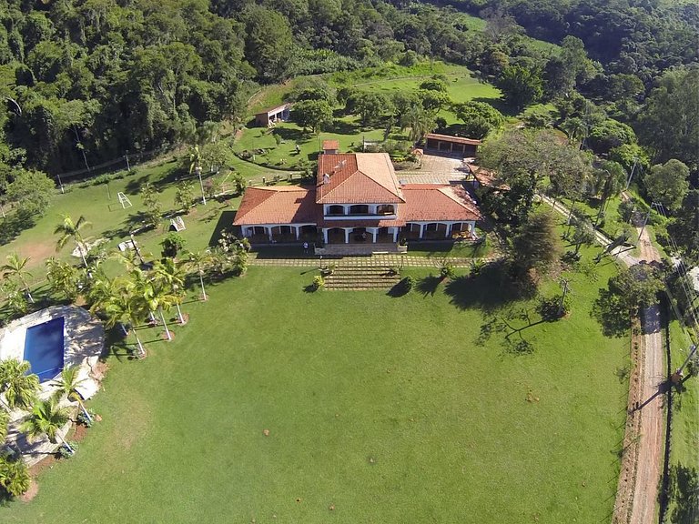 Casarão com Piscina: Paz e Conexão com a Natureza