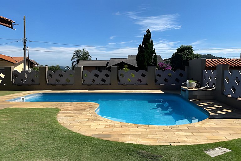 Piscina, Churrasqueira e Lareira em cond, 1h de SP