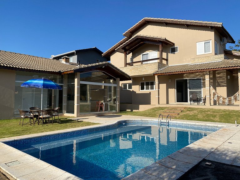 Refúgio com piscina, lareira e conforto – 1h de SP
