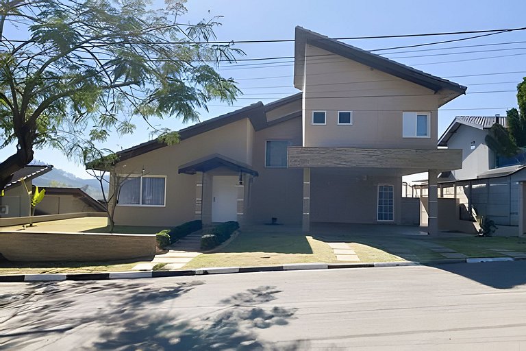 Refúgio com piscina, lareira e conforto – 1h de SP