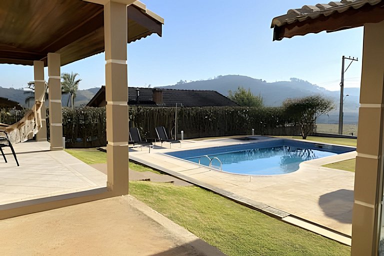 Refúgio com piscina, lareira e conforto – 1h de SP