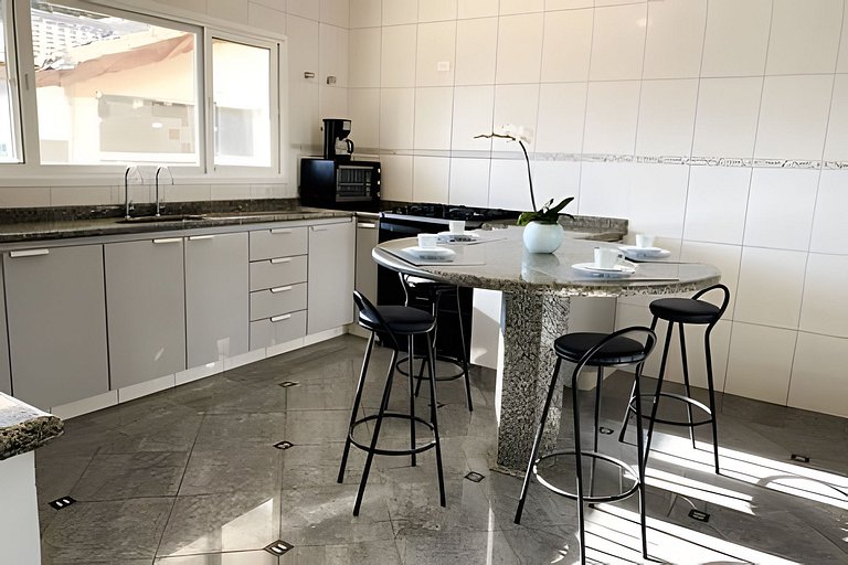 Refúgio com piscina, lareira e conforto – 1h de SP