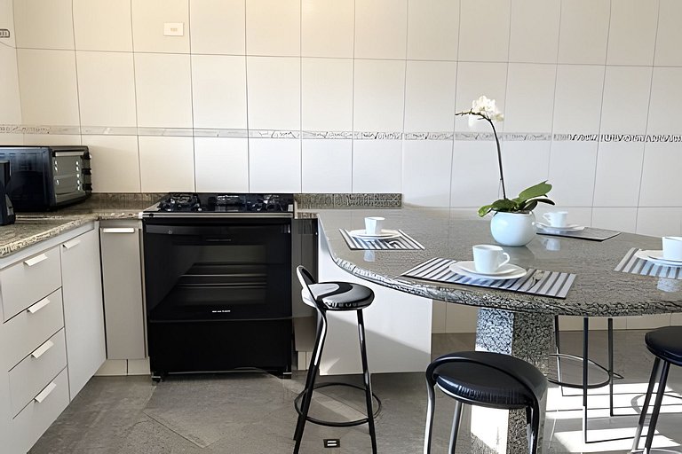 Refúgio com piscina, lareira e conforto – 1h de SP