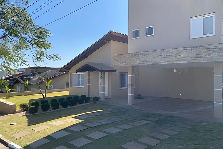 Refúgio com piscina, lareira e conforto – 1h de SP
