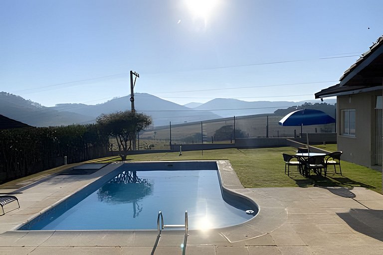 Refúgio com piscina, lareira e conforto – 1h de SP