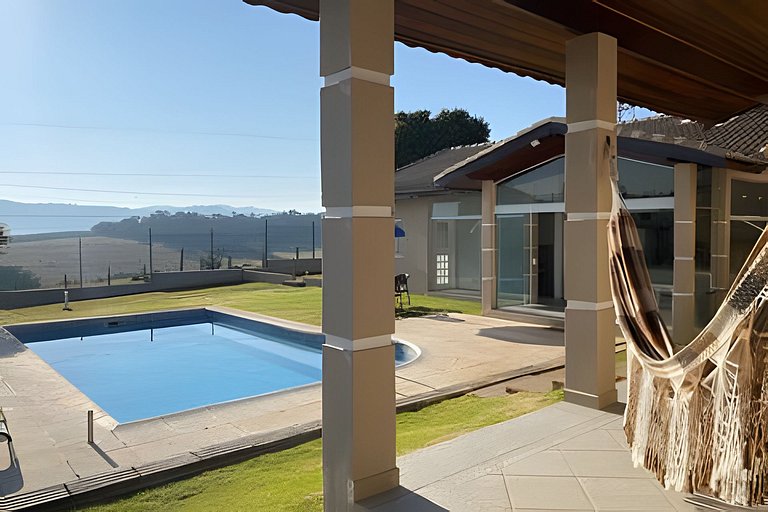 Refúgio com piscina, lareira e conforto – 1h de SP