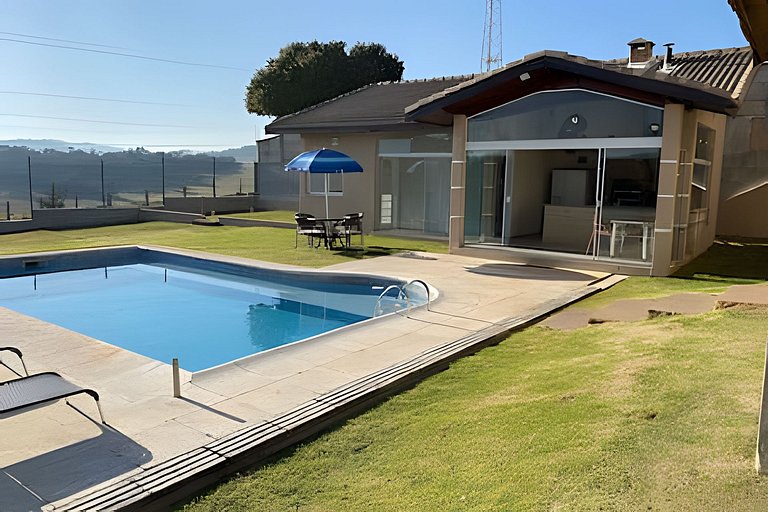 Refúgio com piscina, lareira e conforto – 1h de SP