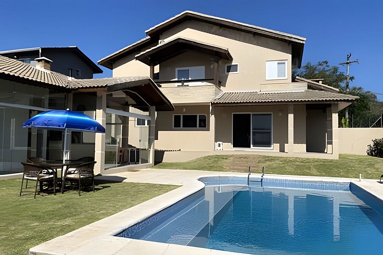 Refúgio com piscina, lareira e conforto – 1h de SP