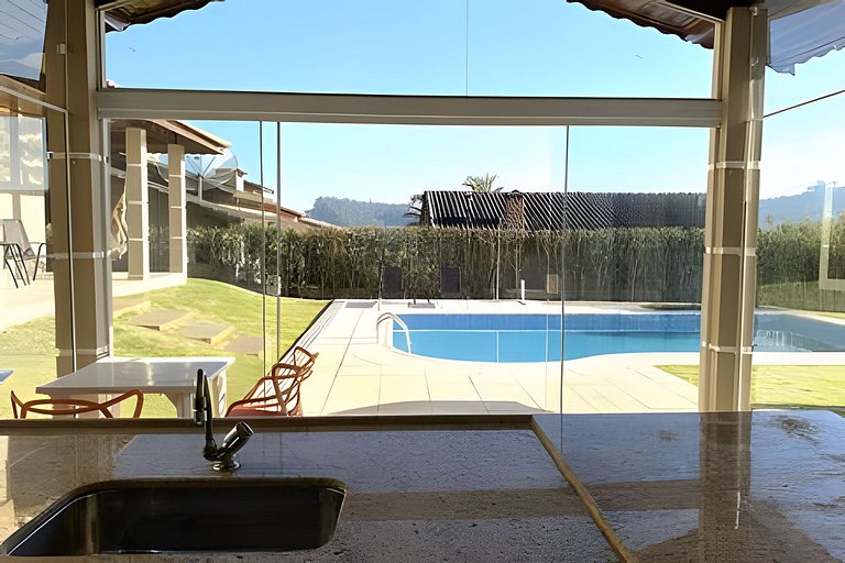 Refúgio com piscina, lareira e conforto – 1h de SP