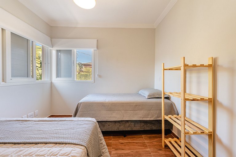 Refúgio com piscina, lareira e conforto – 1h de SP