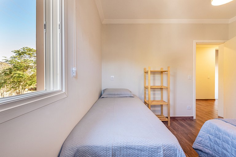 Refúgio com piscina, lareira e conforto – 1h de SP