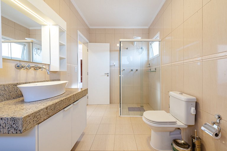 Refúgio com piscina, lareira e conforto – 1h de SP