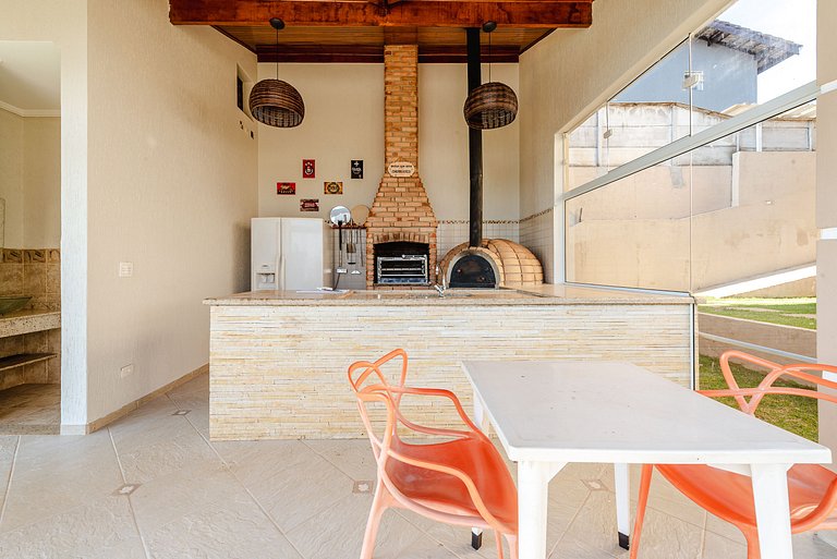 Refúgio com piscina, lareira e conforto – 1h de SP