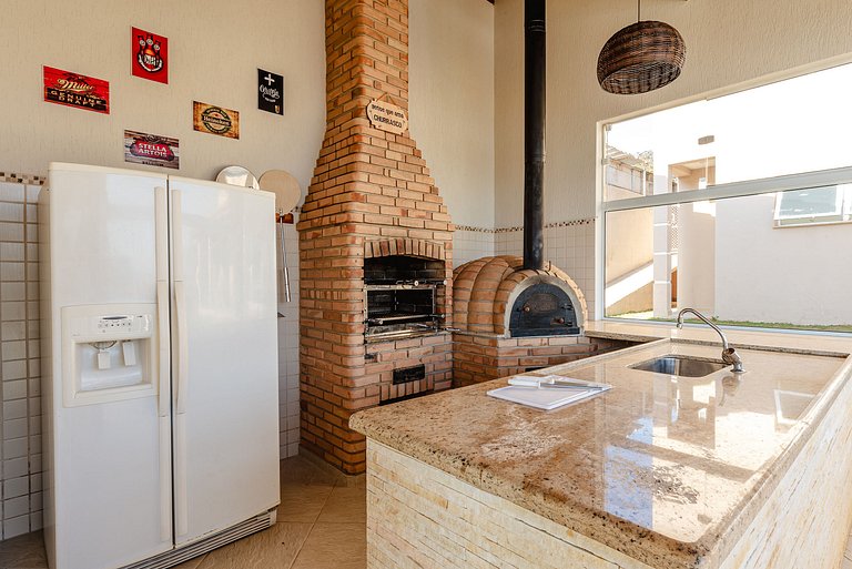 Refúgio com piscina, lareira e conforto – 1h de SP