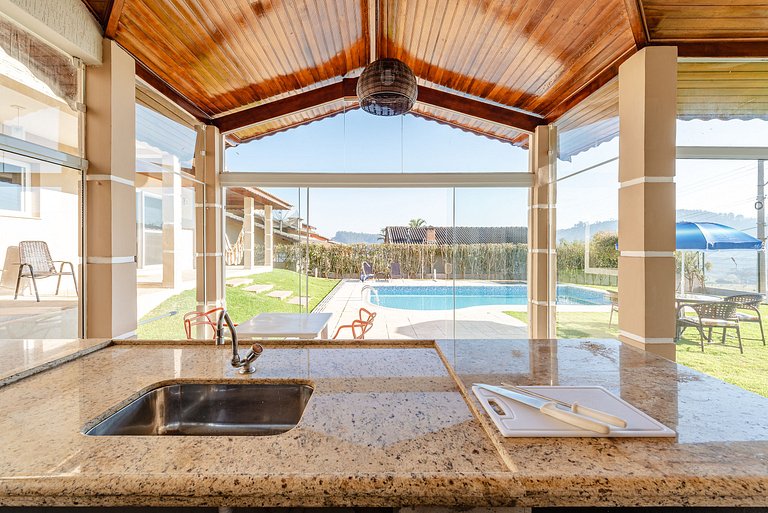 Refúgio com piscina, lareira e conforto – 1h de SP