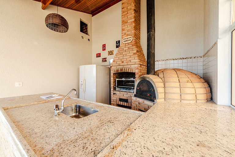 Refúgio com piscina, lareira e conforto – 1h de SP