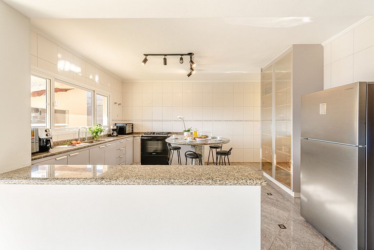 Refúgio com piscina, lareira e conforto – 1h de SP