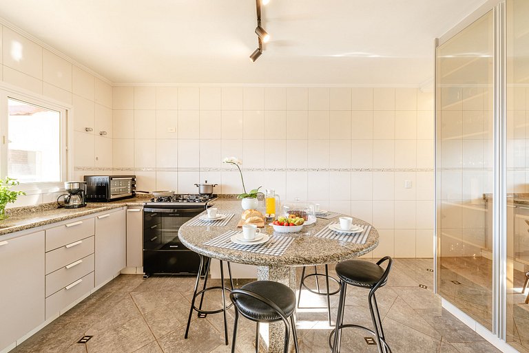 Refúgio com piscina, lareira e conforto – 1h de SP