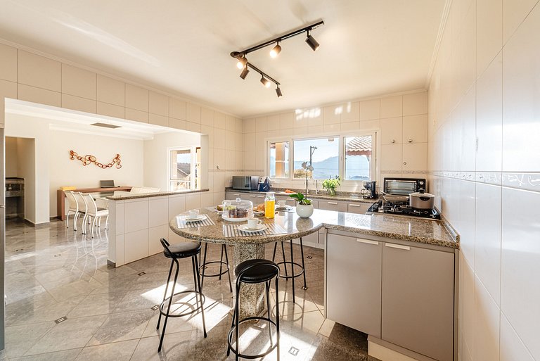 Refúgio com piscina, lareira e conforto – 1h de SP