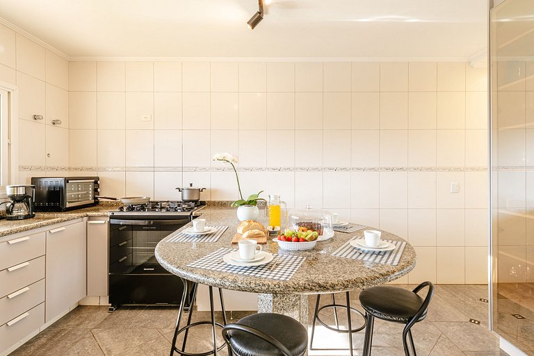 Refúgio com piscina, lareira e conforto – 1h de SP